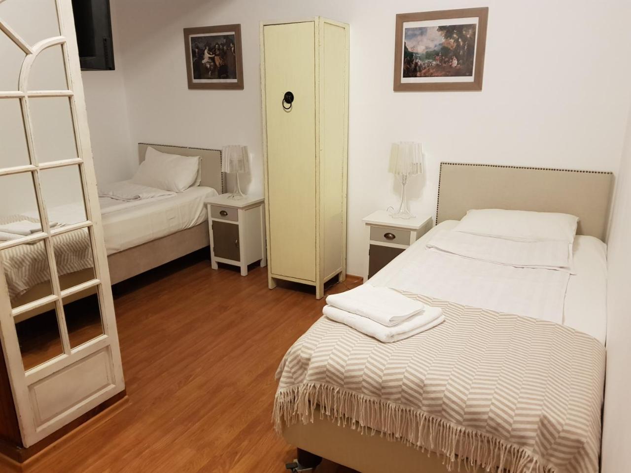 Nonna Mia Hotel Bukarest Exteriör bild